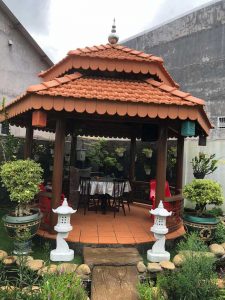 Đèn đá trang trí sân vườn dành cho chòi thủy tạ