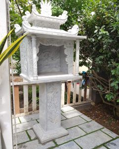 bàn Thờ Thiên bằng đá ngoài trời